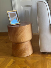 Load image into Gallery viewer, Uno Table